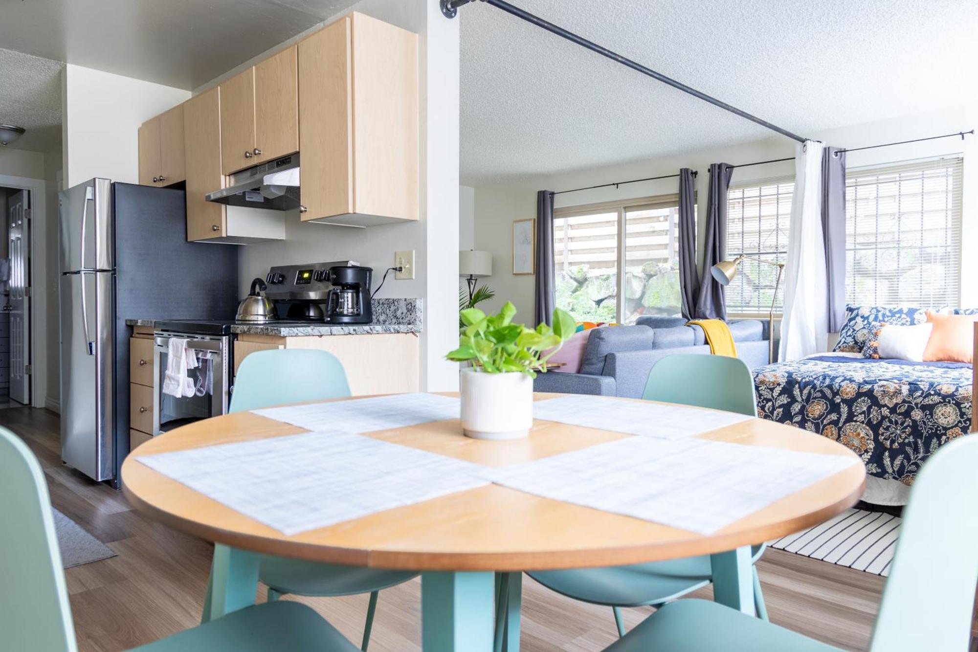 King Bed + Studio! Free Parking, Patio, Wfh Space! シアトル エクステリア 写真