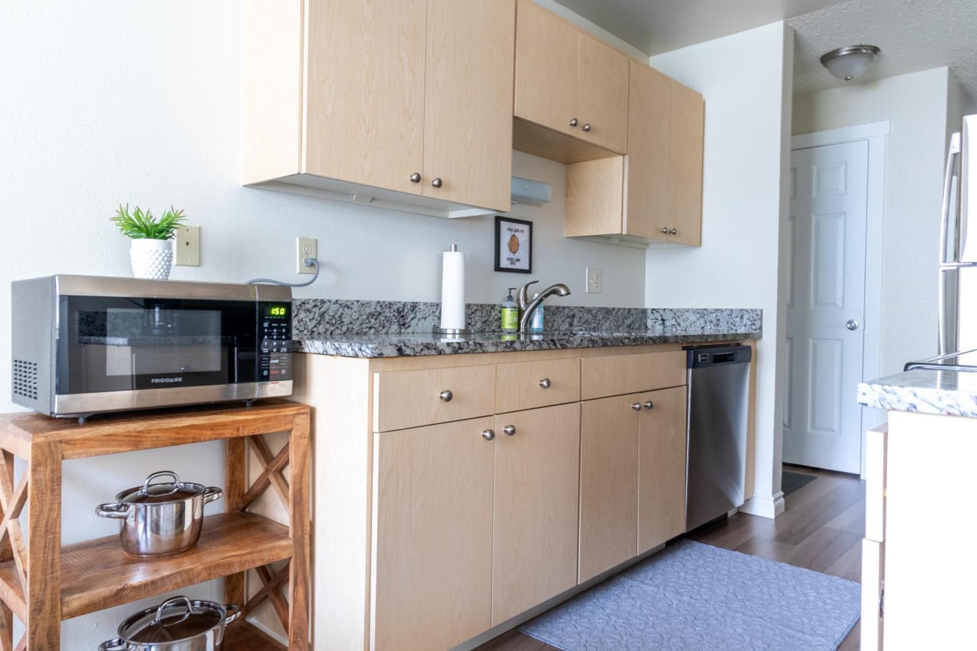 King Bed + Studio! Free Parking, Patio, Wfh Space! シアトル エクステリア 写真