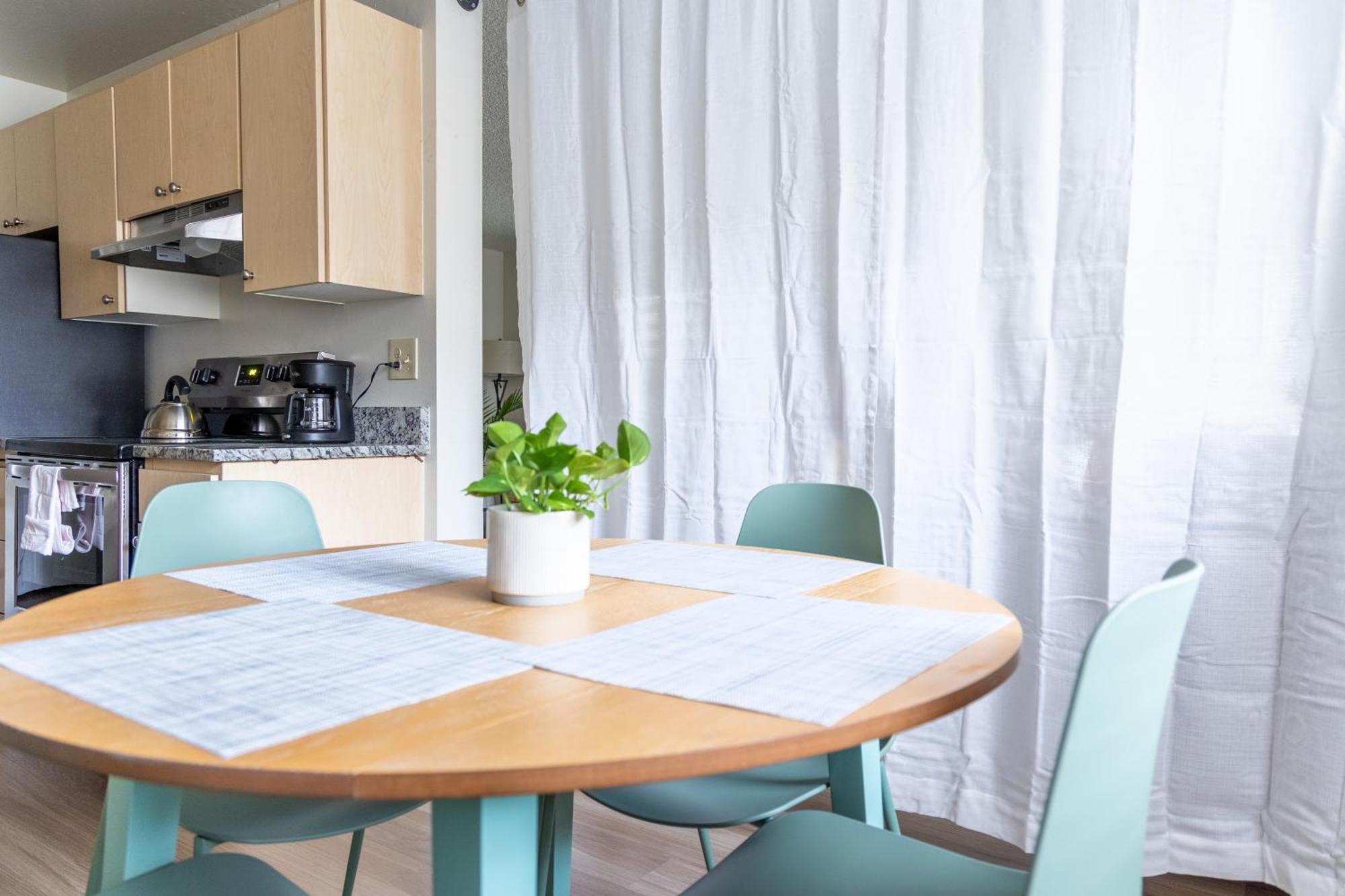 King Bed + Studio! Free Parking, Patio, Wfh Space! シアトル エクステリア 写真