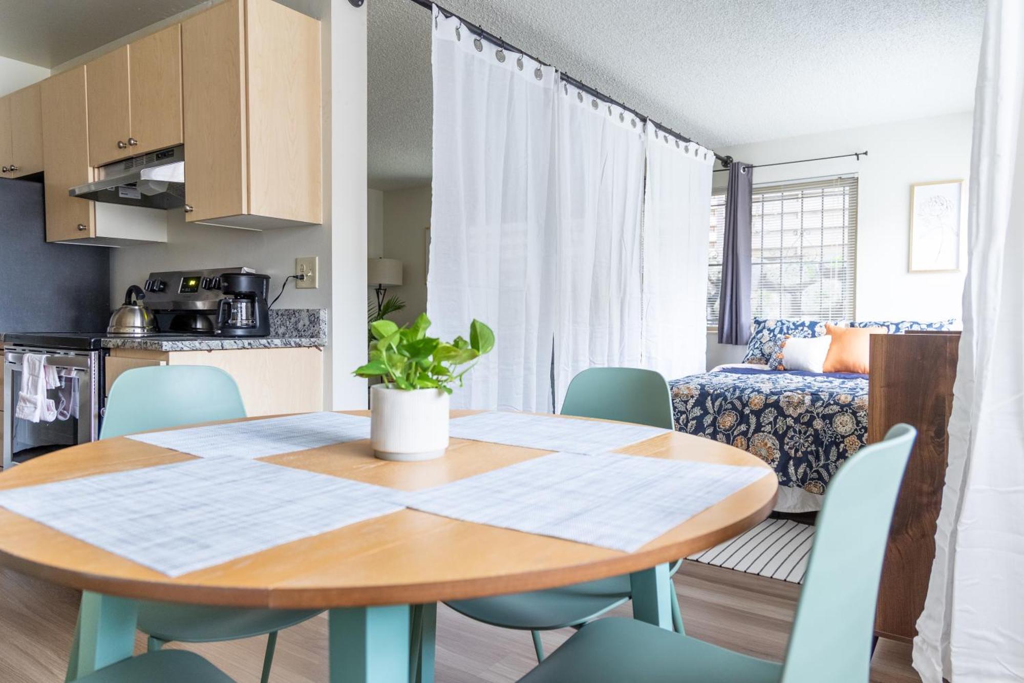 King Bed + Studio! Free Parking, Patio, Wfh Space! シアトル エクステリア 写真